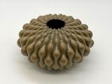 un vase marron avec un trou noir au milieu
