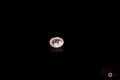 La pleine lune brille de mille feux dans le ciel sombre au-dessus de l'eau.