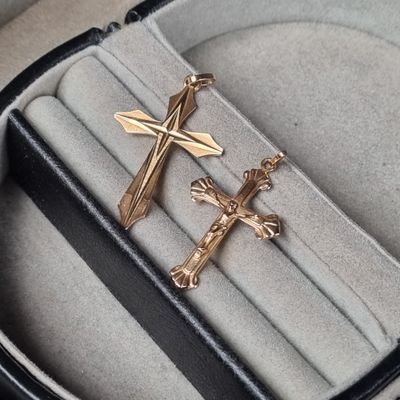 deux croix dans un étui posé sur une table
