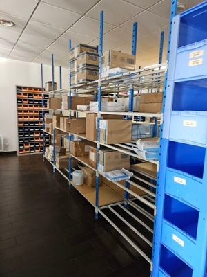 Stock de produits médicaux pour les dentistes comprenant tub…