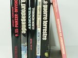 plusieurs livres sont empilés sur une étagère