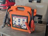 un appareil portable orange et noir posé sur une table