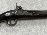 un vieux pistolet posé sur une table