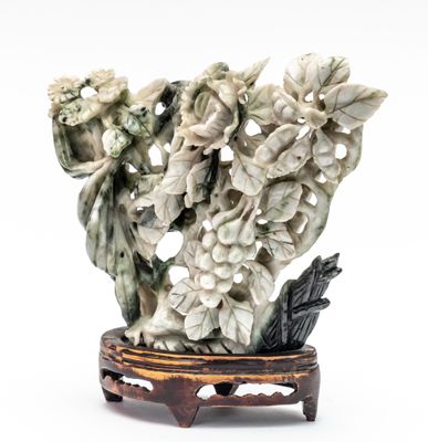 une figurine représentant une femme tenant un bouquet de fleurs