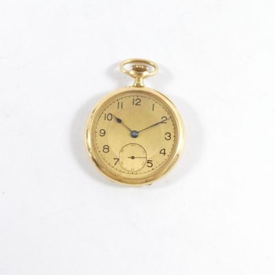 une montre de poche en or avec une chaîne, posée sur une surface blanche