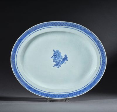 une assiette bleue et blanche ornée d'un motif floral