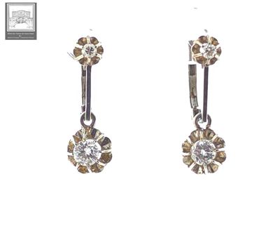paire de boucles d'oreilles en diamant sur fond blanc