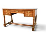 un petit bureau avec un plateau en marbre et des poignées en laiton