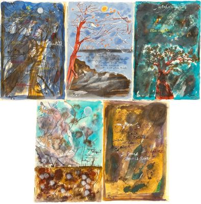 Quatre tableaux de couleurs et de tailles différentes sont exposés sur une surface blanche.