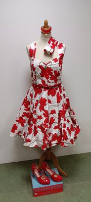 Ensemble années 50 comprenant robe blanche à fleurs rouge br…