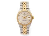 une montre Rolex pour femme avec un bracelet bicolore