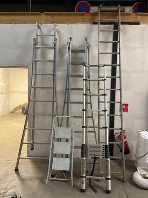 many ladders that are sitting in a room