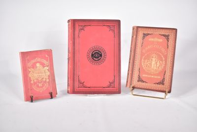 trois livres posés l'un à côté de l'autre sur une surface blanche