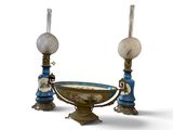 une paire de lampes bleues et blanches, sur chacune desquelles est posé un bol bleu