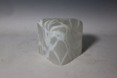 Applique en verre fumé et coulure blanche forme tripode