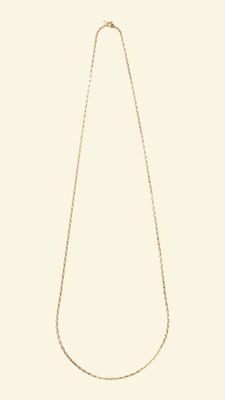 Le collier à chaîne en or est long et orné d'un petit pendentif carré.