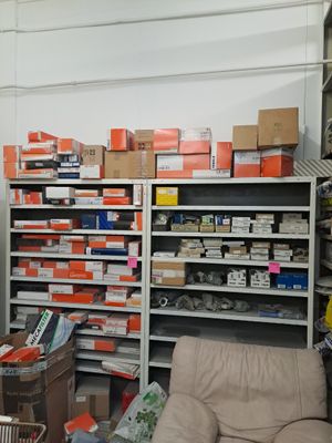 une pièce avec beaucoup de boîtes et de cartons sur les étagères