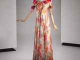 l'image d'un mannequin portant une robe à fleurs