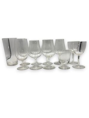 un ensemble de verres à vin alignés les uns à côté des autres