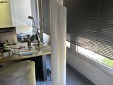 une grande lampe posée à côté d'un bureau