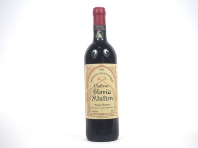 une bouteille de vin posée sur une table