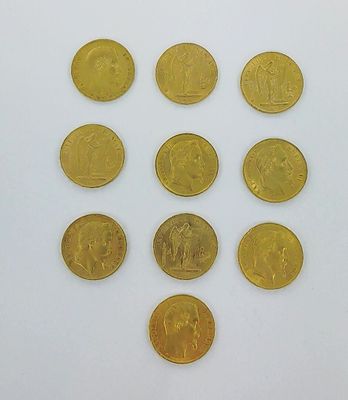 plusieurs pièces d'or sont disposées en cercle sur une surface blanche