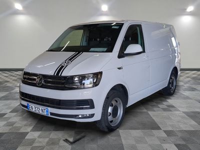 une camionnette blanche avec une bande noire sur le côté