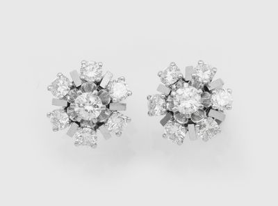 une paire de boucles d'oreilles en diamant sur fond blanc