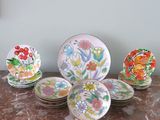 plusieurs assiettes posées sur une table