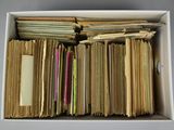une boîte blanche remplie d'une multitude de vieux disques