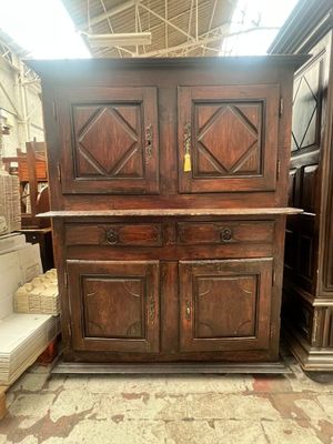 un grand meuble en bois au milieu d'une pièce