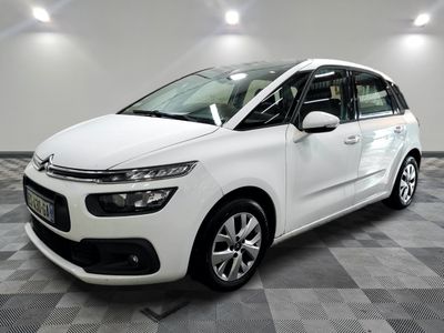 la citrole blanche est garee sur un carrelage en damier