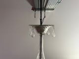 une image représentant un vase en cristal suspendu au plafond