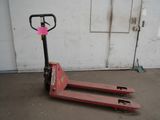 une palette rouge sur laquelle est collé un autocollant rose