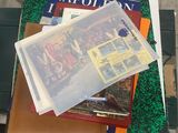 une pile de livres posée sur une table à côté des toilettes