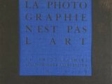 un livre noir avec une couverture bleue et un cadre noir