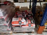 de nombreux paquets de nourriture posés sur une palette dans un magasin