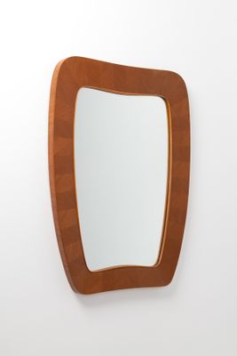 miroir rectangulaire avec un cadre en bois de forme rectangulaire