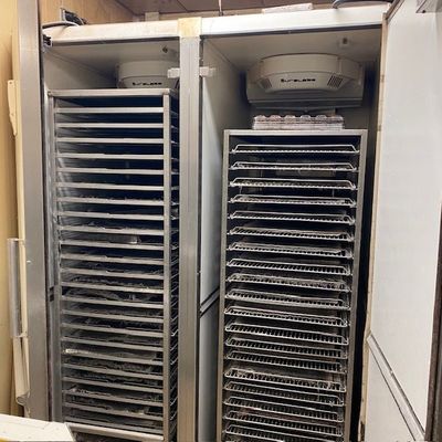 de nombreux plateaux de nourriture qui sont rangés dans un placard