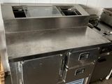 plan de travail en acier inoxydable dans une cuisine professionnelle équipée de deux éviers