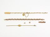 trois types de bracelets différents et une chaîne posés sur un fond blanc