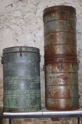 trois récipients métalliques posés les uns à côté des autres sur une étagère