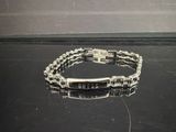 un bracelet orné d'une croix, posé sur une table