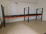 une pièce avec de nombreuses étagères et des toilettes à l'intérieur