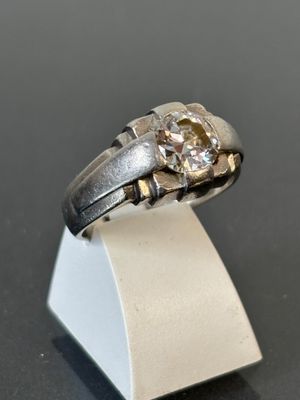 BAGUE MODERNISTE ornée d'un brillant demi-taille dans une mo…