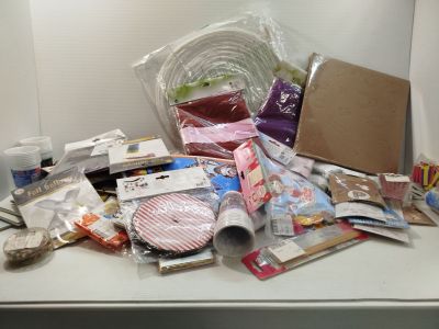 un tas d'objets divers posés sur un comptoir