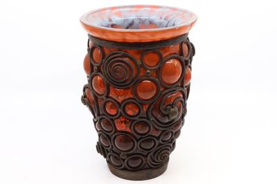 un vase posé sur une surface blanche