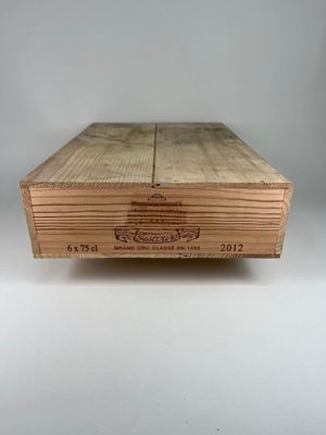 l'image d'une boîte en bois sur laquelle est apposée une étiquette