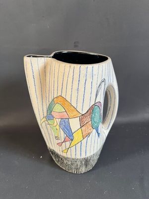 une tasse blanche sur laquelle est dessiné un poisson