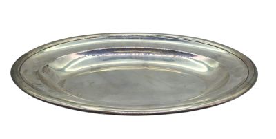 une image représentant une assiette en argent bordée d'une bordure argentée sur fond blanc